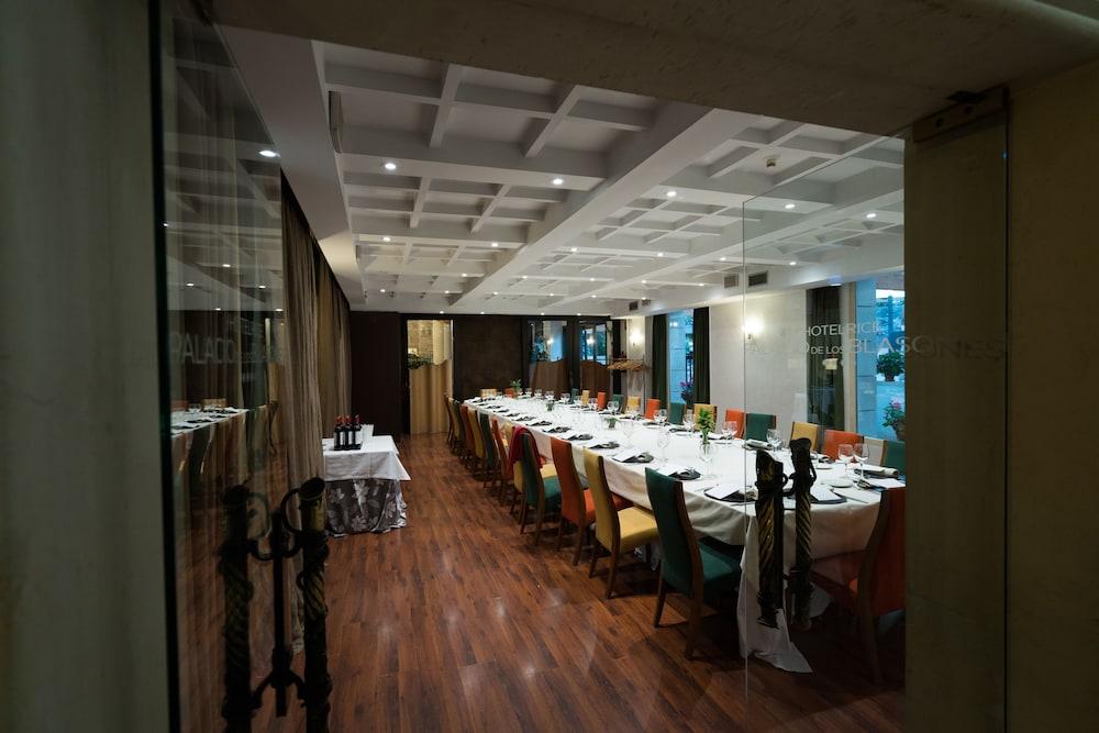 Rice Palacio De Los Blasones Burgo Zewnętrze zdjęcie